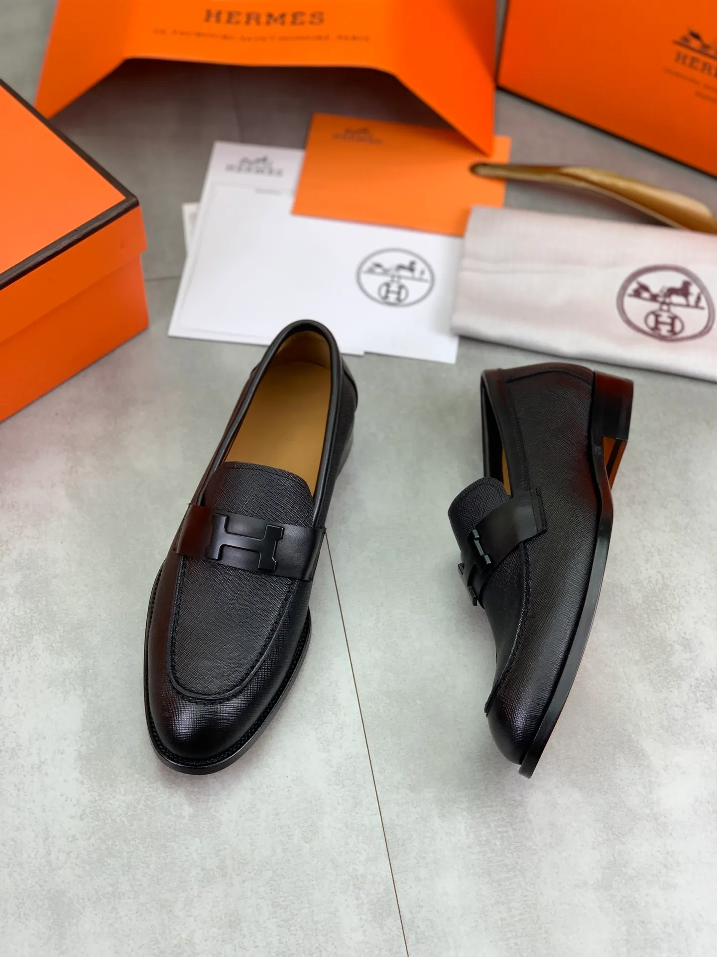 Factory price P980 💰💎💎💎 Original genuine leather outsole Brand: Hermès Grade: Same as the official website Original quality materials: Original soft calfskin Water-dyed cowhide lining Original Italian genuine leather outsole Style categories: Men's fashion Formal casual leather shoes Slip-on men's shoes series Young fashion European and American trends British style Code number: 39-45 (38.46 can be customized)
